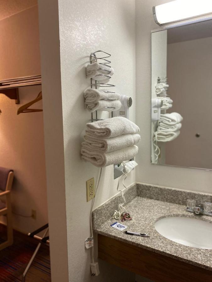 Americas Best Value Inn Champaign Exterior foto